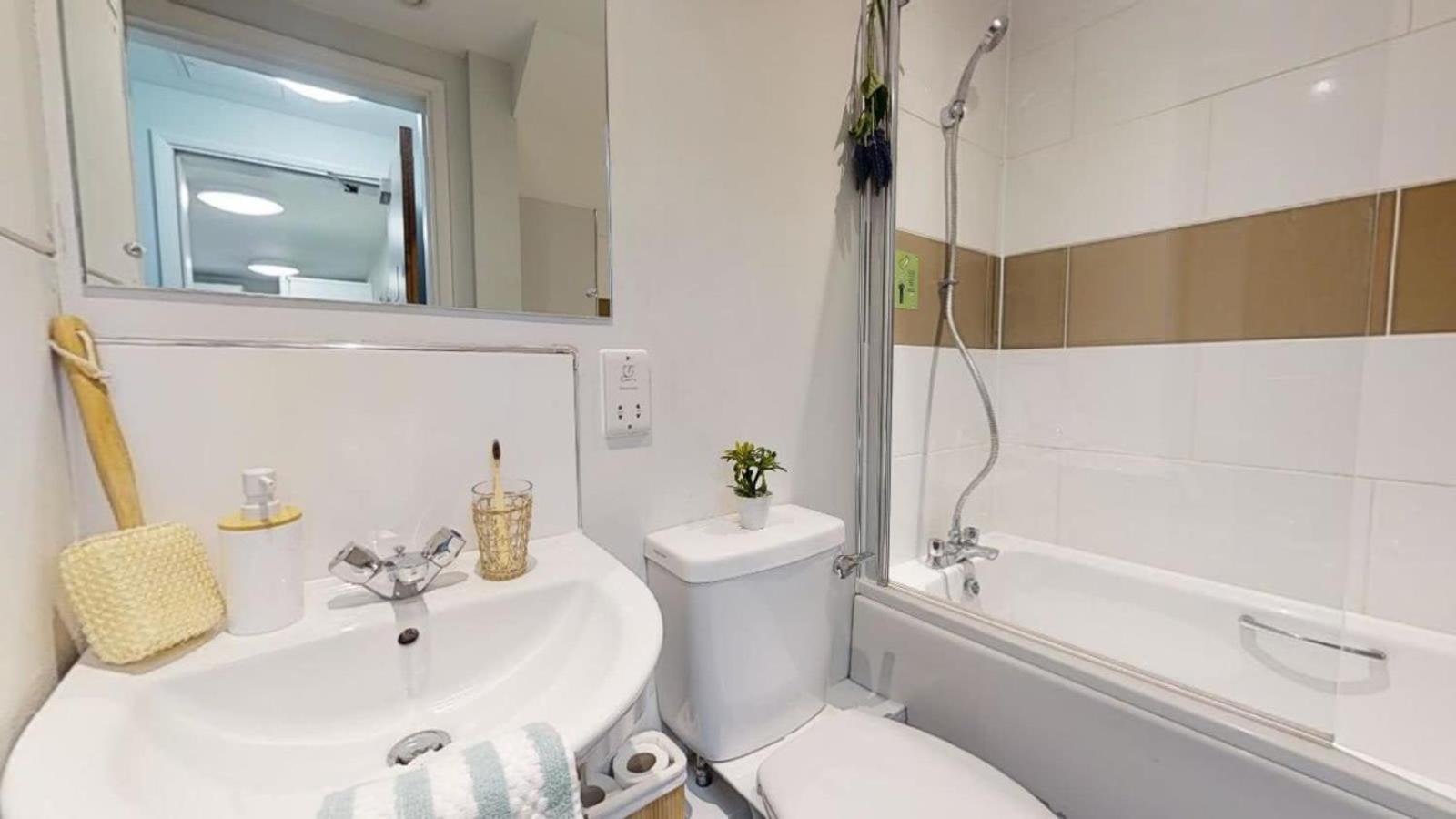 Apartamento Tranquil Private Bedrooms At Twerton Mill In *